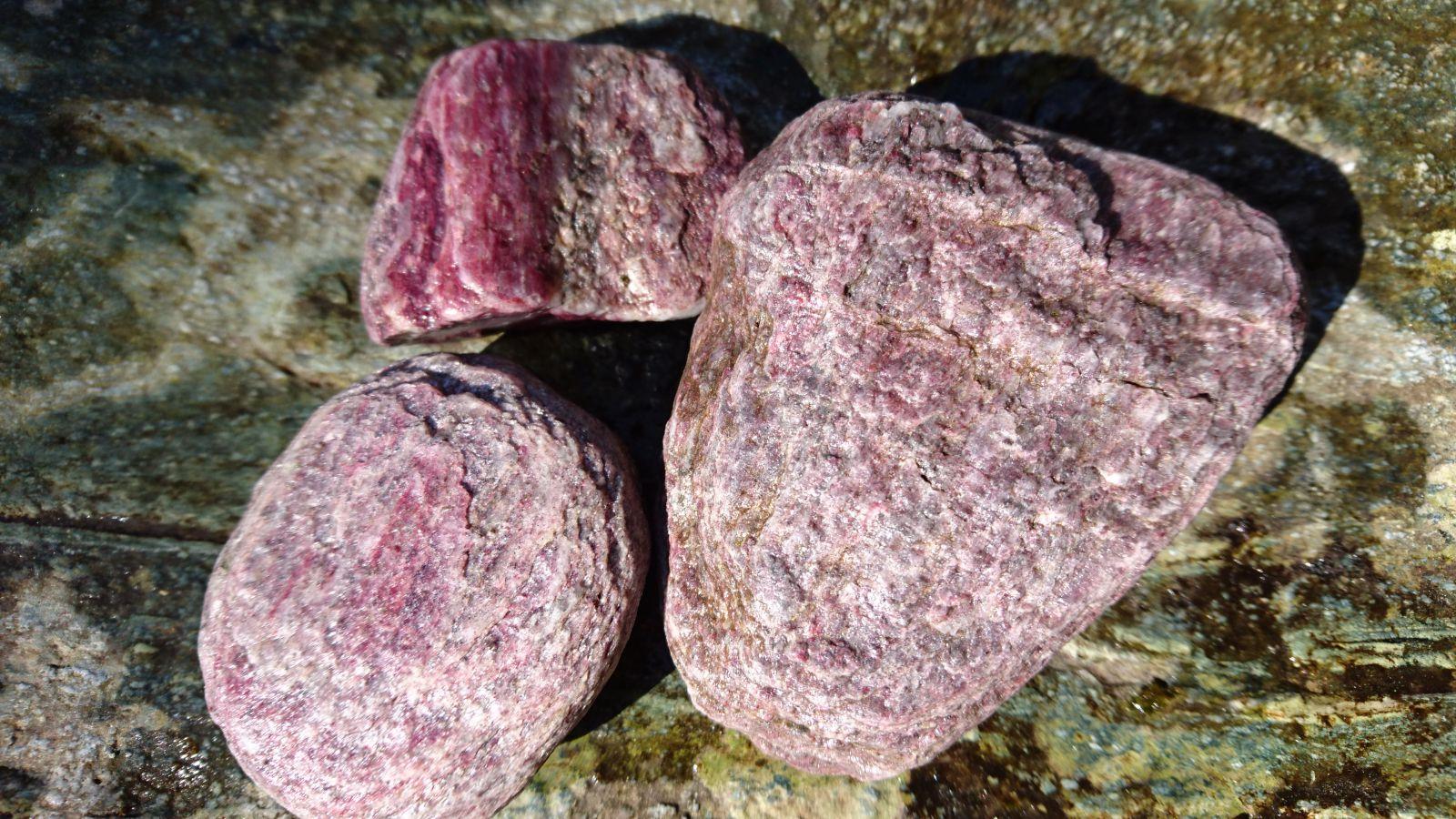 紅簾石片岩　(Piemontite Schist)