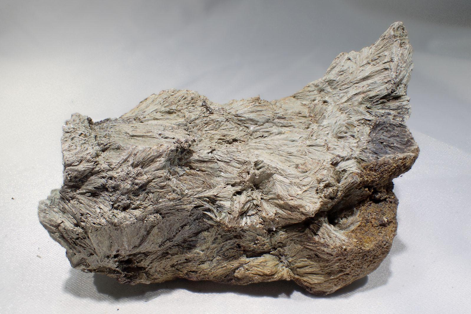 透閃石 (Tremolite)