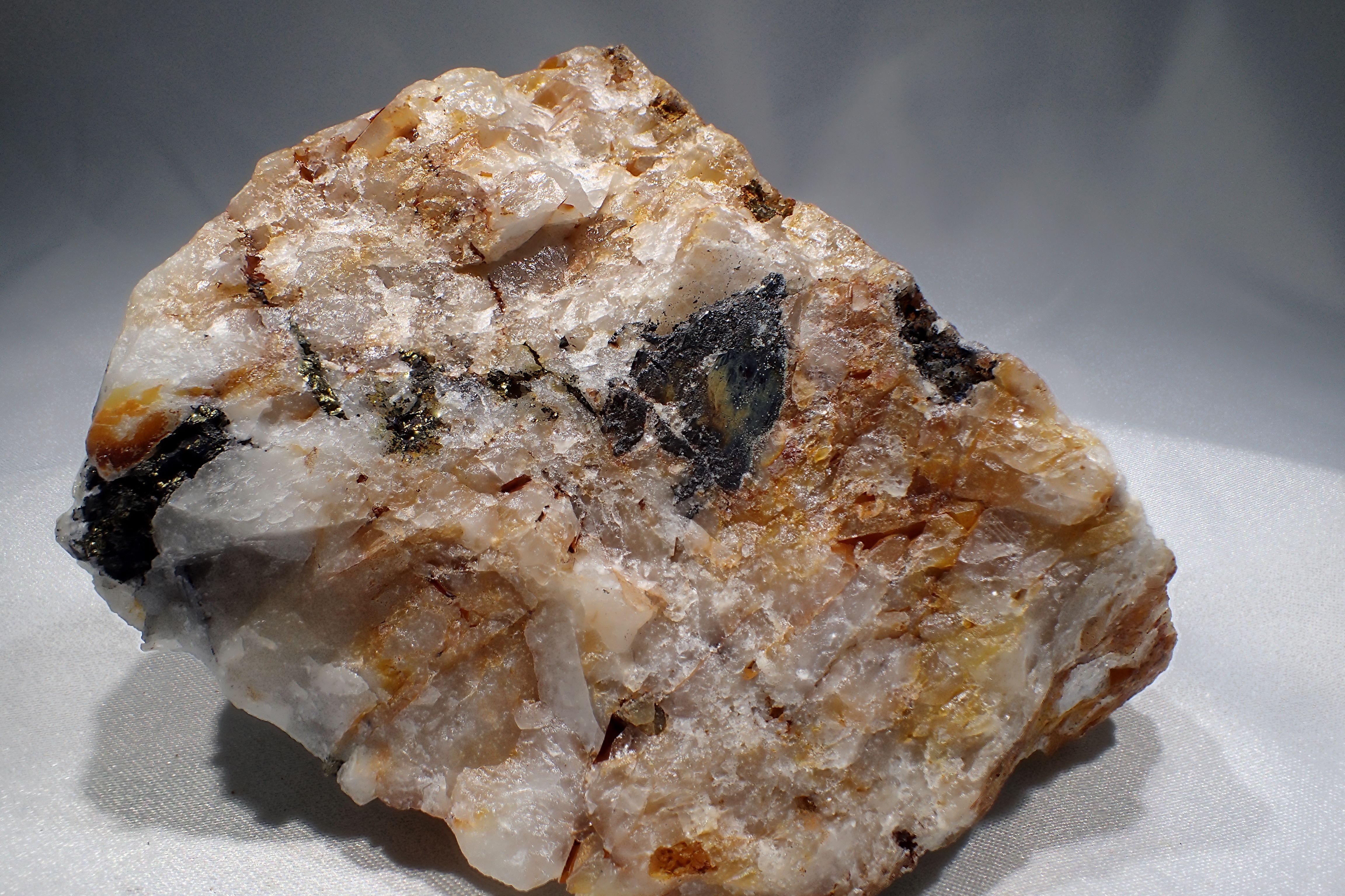 鉄マンガン重石 (Wolframite)