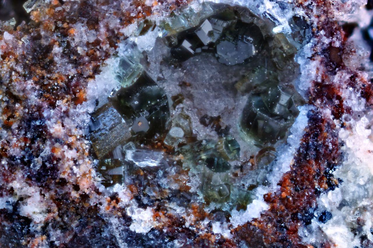 菫青石 (Cordierite)