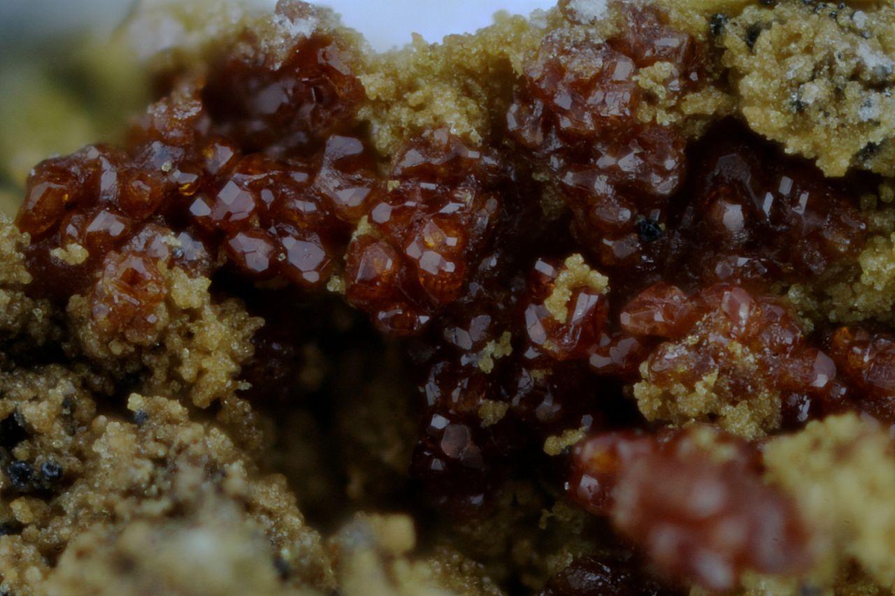 柘榴石 (Garnet)