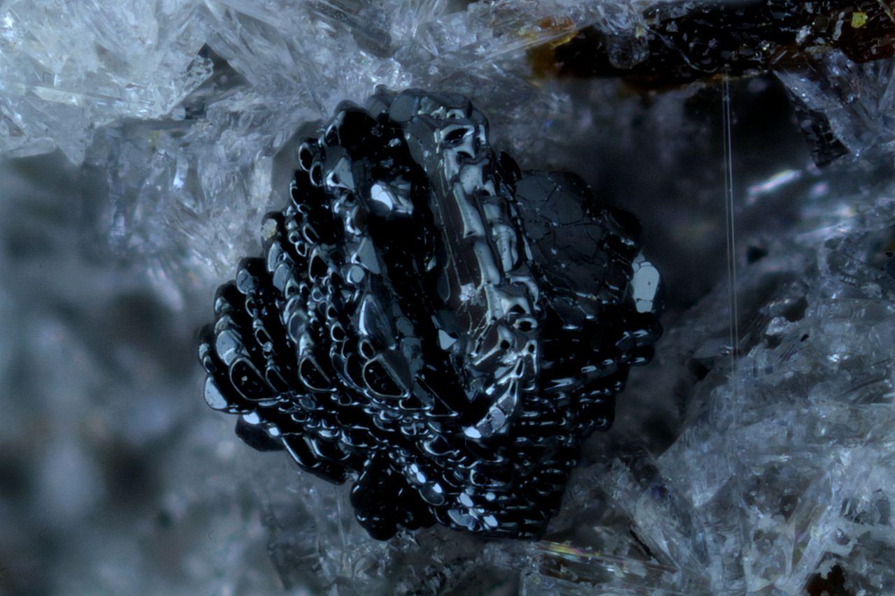 磁鉄鉱後の赤鉄鉱 (Hematite after Magnetite)