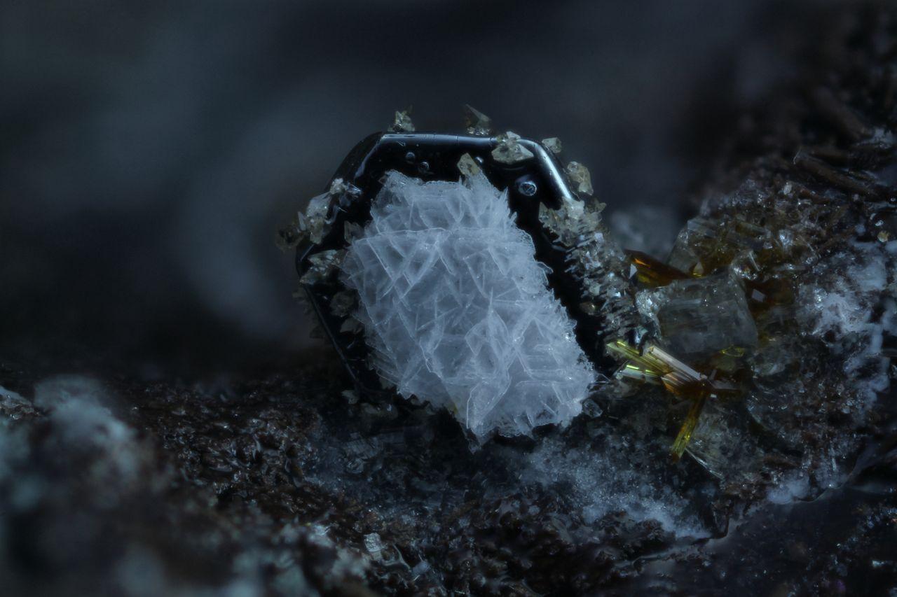 赤鉄鉱にチタン石と玻璃長石 (Hematite with Titanite and Sanidine)