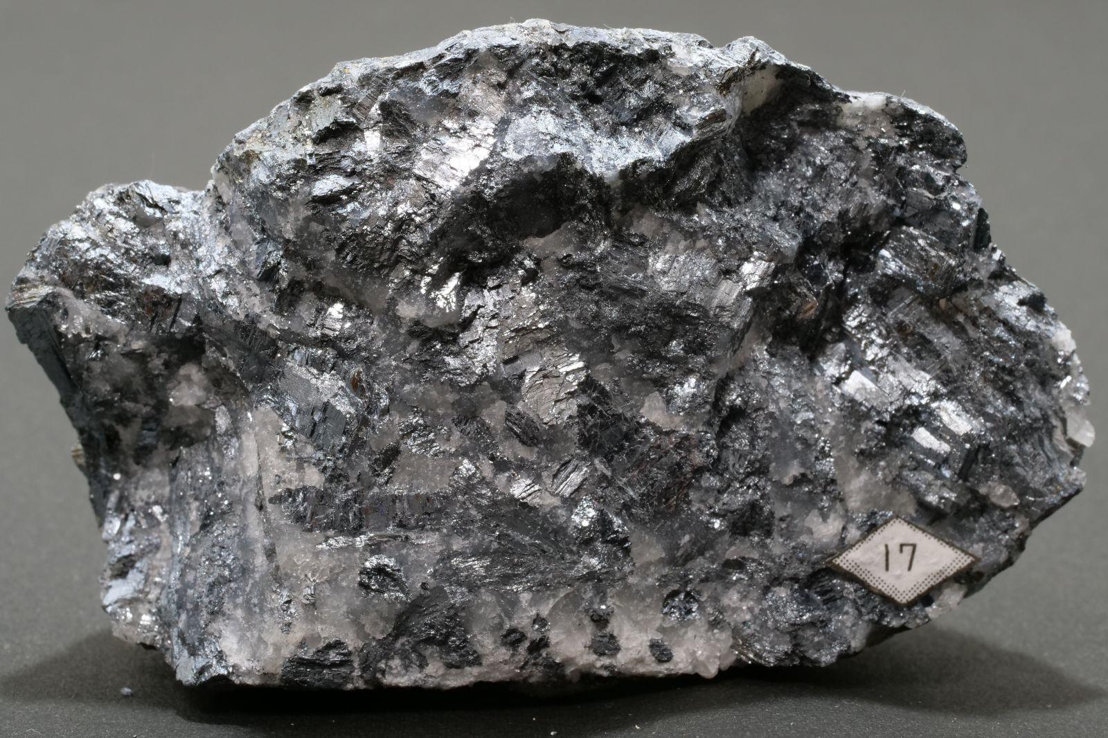 輝安鉱 (Stibnite)
