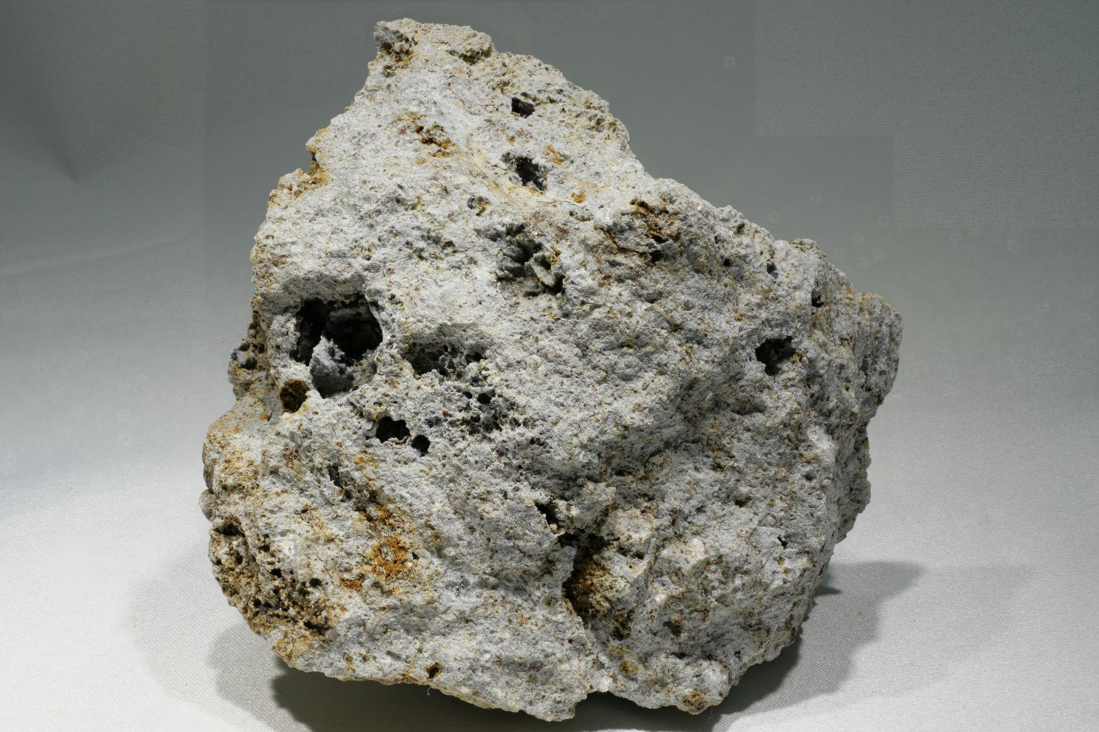 大隅石 (Osumilite)